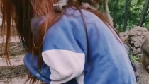 小姐姐背我,温馨瞬间，见证真挚友谊